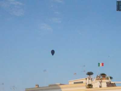 ...per stabilirne la direzione si attacca un palloncino a un filo molto lungo: liberato in aria fa capire dove soffia la corrente